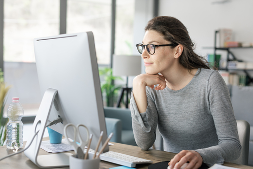 femme salariee devant son ordinateur