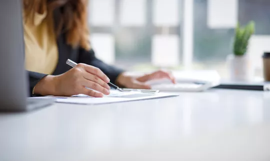 salarié modifiant un document